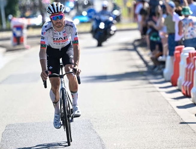 João Almeida recebe prêmio da organização do Tour de France, Tadej Pogacar agradece dedicação "uma honra pedalar com você" 1 girodociclismo.com.br joao almeida recebe premio pela organizacao do tour de france tadej pogacar agradece dedicacao uma honra pedalar com voce image 2