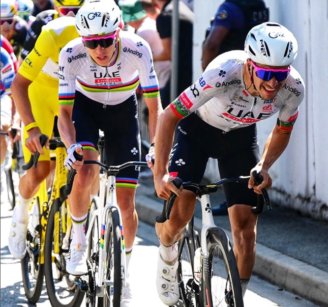 João Almeida recebe prêmio da organização do Tour de France, Tadej Pogacar agradece dedicação "uma honra pedalar com você" 2 girodociclismo.com.br joao almeida recebe premio pela organizacao do tour de france tadej pogacar agradece dedicacao uma honra pedalar com voce image 4