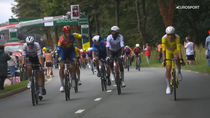 Polêmica entre Jonathan Milan e Biniam Girmay no Tour de France, italiano pede desculpas após discussão; assista o pedido de desculpas 1 girodociclismo.com.br jonathan milan se irrita com biniam girmay mas pede desculpas apos polemica no sprint intermediario image