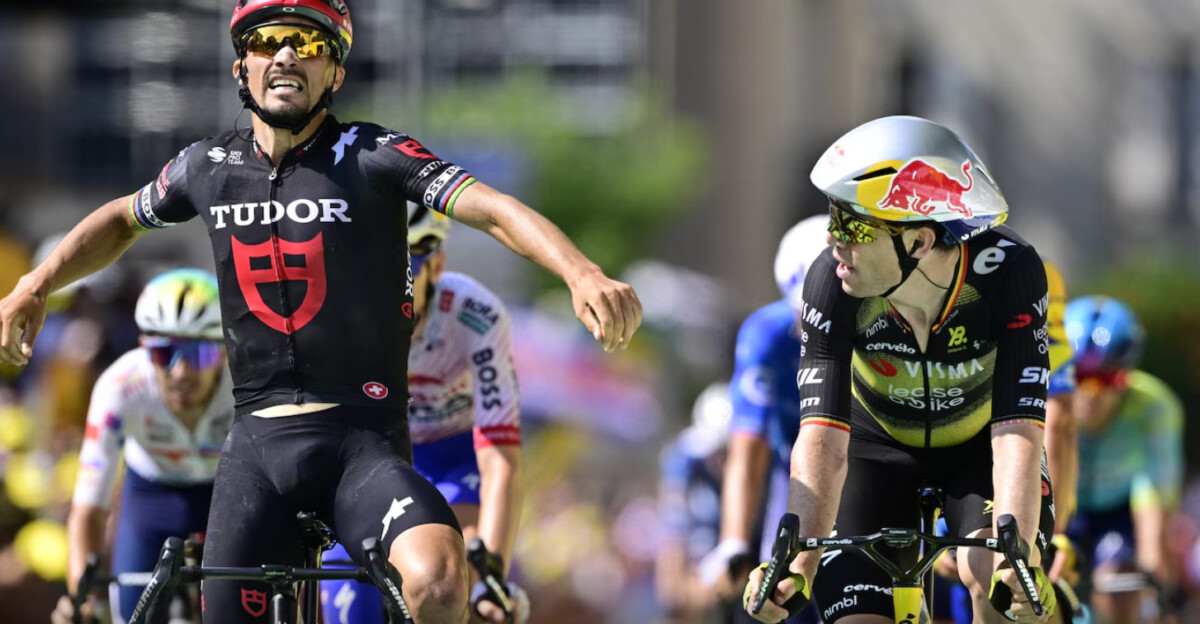 girodociclismo.com.br julian alaphilippe achou que havia vencido a 15a etapa do tour fr de france corri como um idiota para vencer alaphilippe explica comemoracao equivocada em carcassonne image