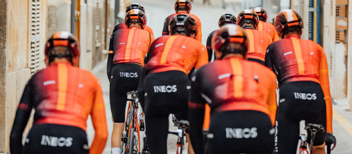 Membro da INEOS Grenadiers deixa o Tour de France após envolvimento em investigação em escândalo de doping 1 girodociclismo.com.br membro da ineos grenadiers deixa o tour de france apos alegacoes ligadas a escandalo de doping ineos grenadiers de costas juntos