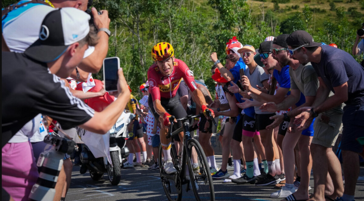 girodociclismo.com.br queria provar que sou um bom ciclista nao um idiota desabafa tobias johannessen apos incidente com pogacar image