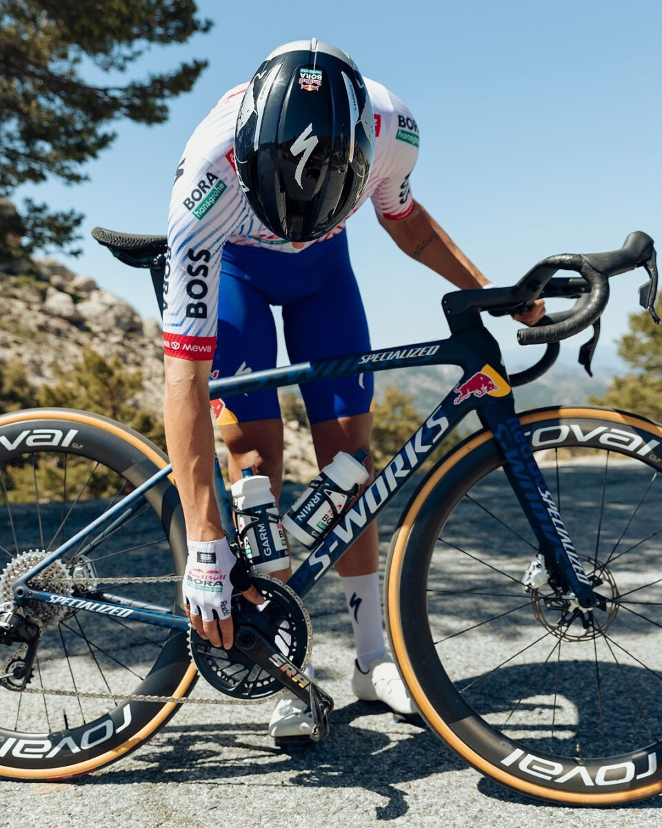 Red Bull BORA-hansgrohe com novo uniforme no Tour de France, equipe apresentou também a exclusiva S-Works Tarmac SL8 3 girodociclismo.com.br red bull bora hansgrohe estreia novo uniforme no tour de france equipe apresentou tambem a a edicao exclusiva da s works tarmac sl8 image 2