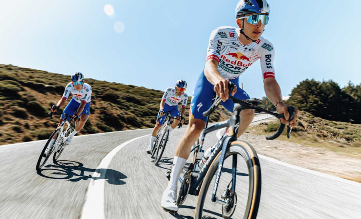 Red Bull BORA-hansgrohe com novo uniforme no Tour de France, equipe apresentou também a exclusiva S-Works Tarmac SL8 1 girodociclismo.com.br red bull bora hansgrohe estreia novo uniforme no tour de france image