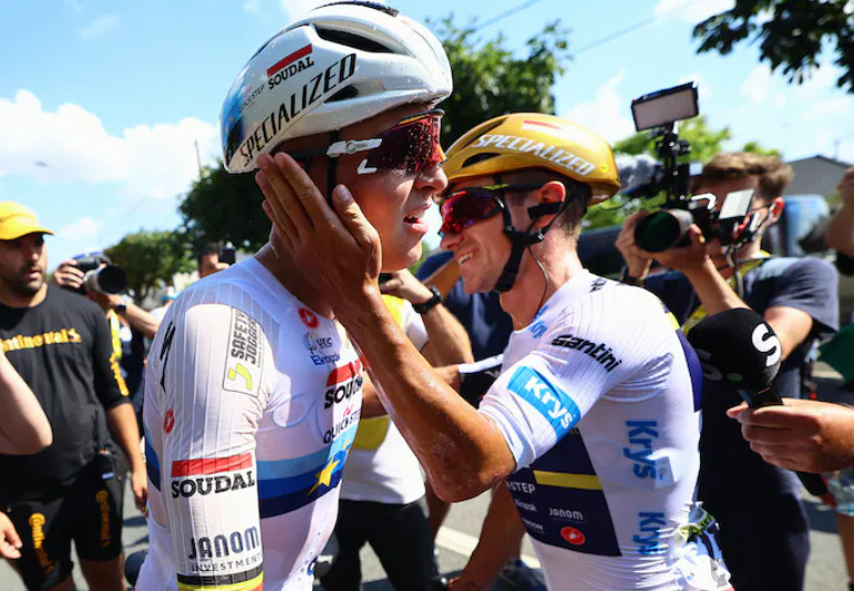 Remco Evenepoel brinca com Mathieu Van der Poel após vitória de Tim Merlier: "Desculpe, agora não somos amigos"; assista a entrevista 3 girodociclismo.com.br remco evenepoel brilha no apoio a merlier e brinca com van der poel desculpe agora nao somos amigos image 4