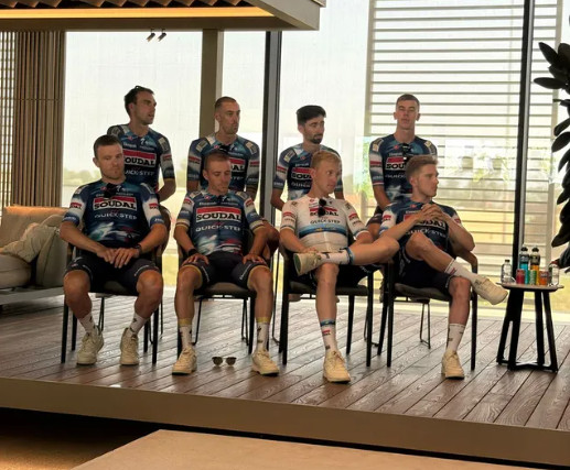girodociclismo.com.br remco evenepoel concede coletiva e revela estrategia para o tour de france conquistar a camisa amarela no contrarrelogio image