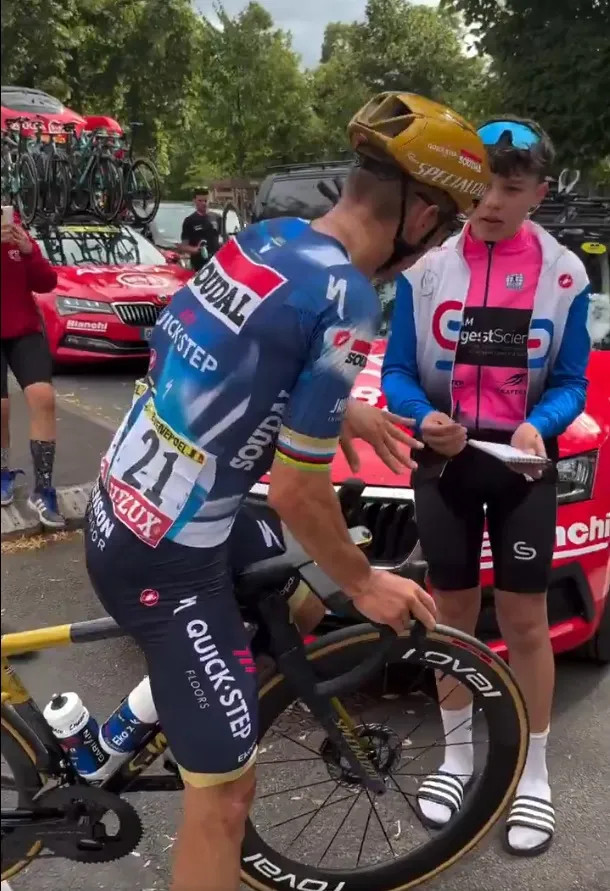 Remco Evenepoel se envolve em polêmica após recusar autógrafo, "o que a mídia não mostrou para você", assista o vídeo 1 girodociclismo.com.br remco evenepoel e um inicio turbulento no tour de france image 2