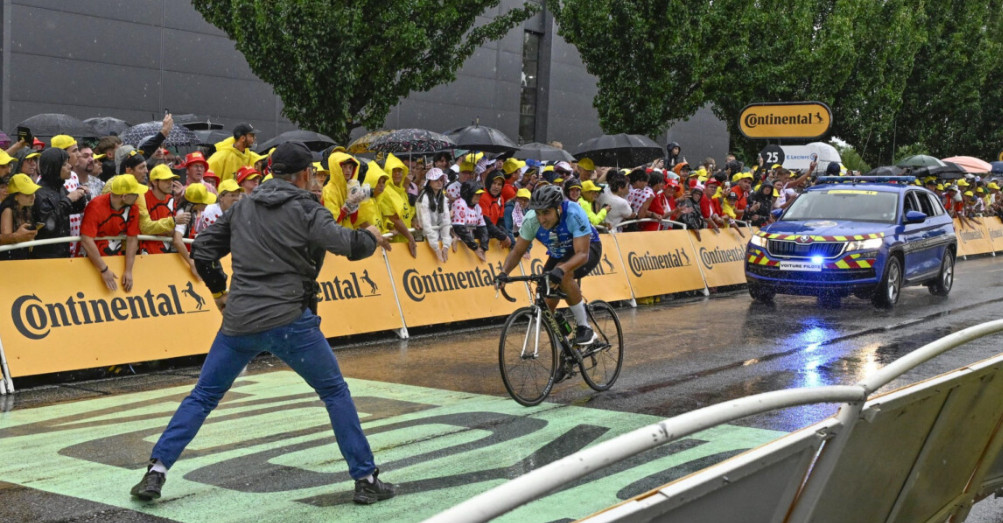 girodociclismo.com.br surgem novas imagens do espectador que invadiu a chegada do tour de france homem ja havia criado polemica em portugal assista o video image 2
