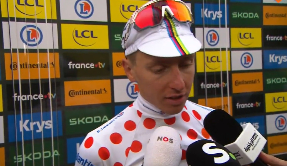 Tadej Pogacar comemora liderança da Classificação de Montanha e revela "estava com um pouco de medo de sprintar contra Van der Poel", assista o vídeo 3 girodociclismo.com.br tadej pogacar analisa derrota para mathieu van der poel mas celebra conquista da camisa de montanha no tour de france image