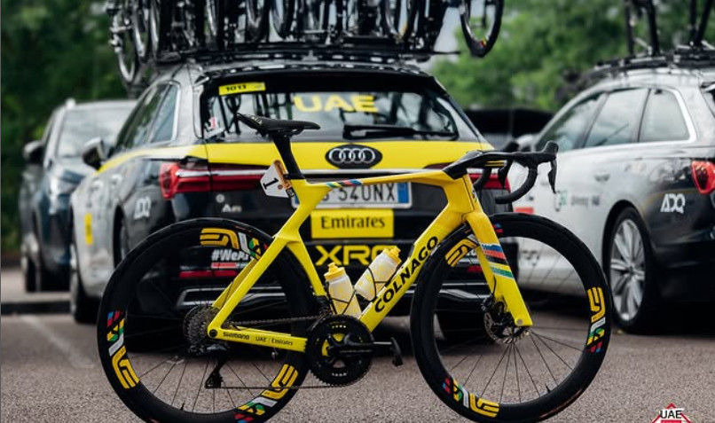 girodociclismo.com.br tadej pogacar com nova bicicleta na 21a etapa do tour de france uae emirates transforma frota em amarelo para celebrar titulo image