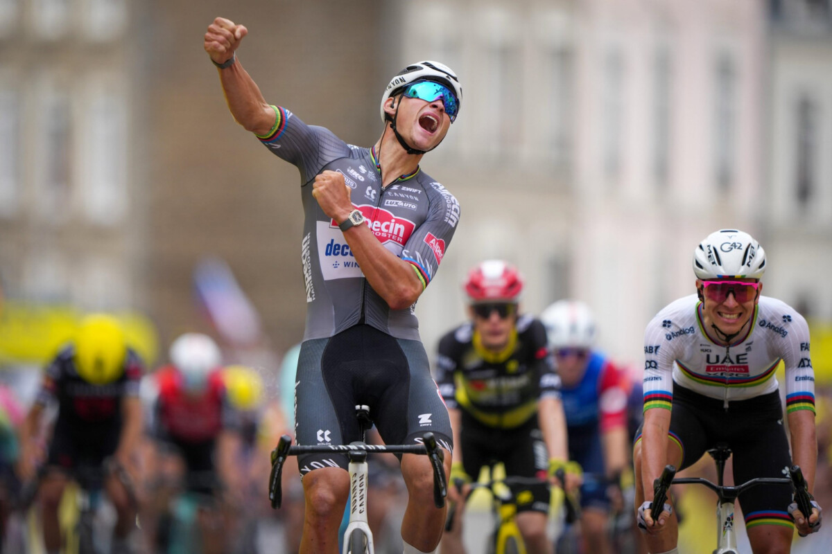 Tadej Pogacar comemora liderança da Classificação de Montanha e revela "estava com um pouco de medo de sprintar contra Van der Poel", assista o vídeo 2 girodociclismo.com.br tadej pogacar comemora lideranca da classificacao de montanha e revela estava com um pouco de medo de sprintar contra van der poel assista o video image