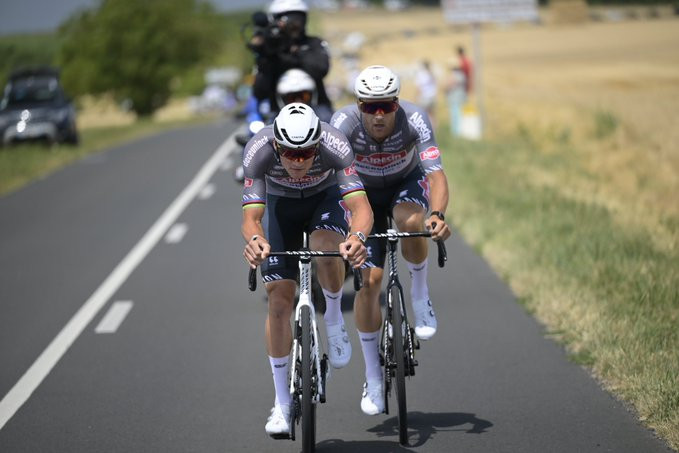 girodociclismo.com.br tour de france 2025 mathieu van der poel ataca e abre a fuga da 9a etapa com fortes ventos laterais assista os videos image