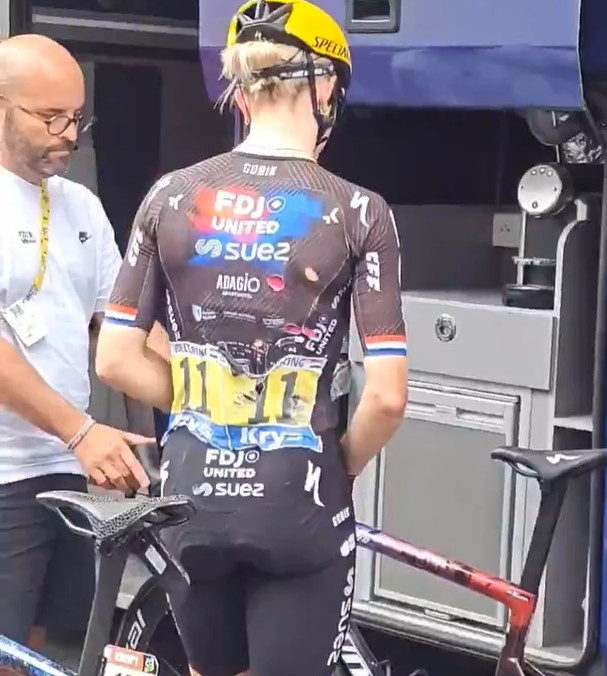 girodociclismo.com.br tour de france femmes 2025 demi vollering tem multiplas lesoes apos forte queda e continuacao e incerta assista a queda image 6