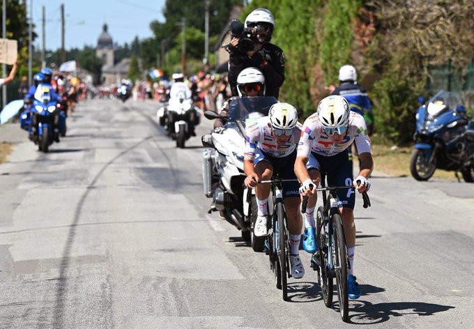 Tour de France 2025: Jonathan Milan bate Wout van Aert no sprint e vence 8ª etapa; confira os resultados e a chegada 3 girodociclismo.com.br tour de france image 75