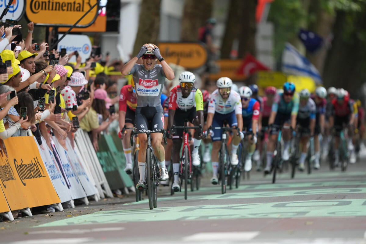 girodociclismo.com.br tour de france jasper philipsen vence a 1a etapa e e o 1o maillot jaune evenepoel e roglic sofrem reves confira os resultados e a chegada image 12
