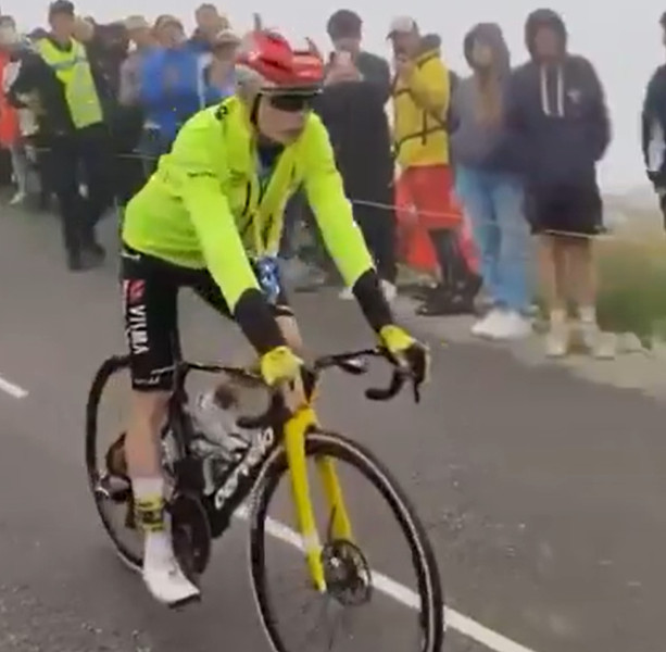 Após polêmica com Jonas Vingegaard no Tour de France, diretor da Visma propõe cobrança para acesso a subidas decisivas, assista o vídeo 3 girodociclismo.com.br apos polemica com jonas vingegaard no col de la loze diretor da visma propoe cobranca para acesso a subidas decisivas image 6