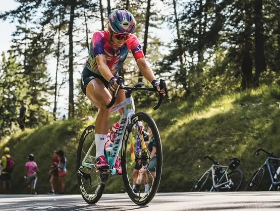 girodociclismo.com.br campea mundial chora copiosamente apos evitar eliminacao no tour de france femmes assista o impressionante video image 2