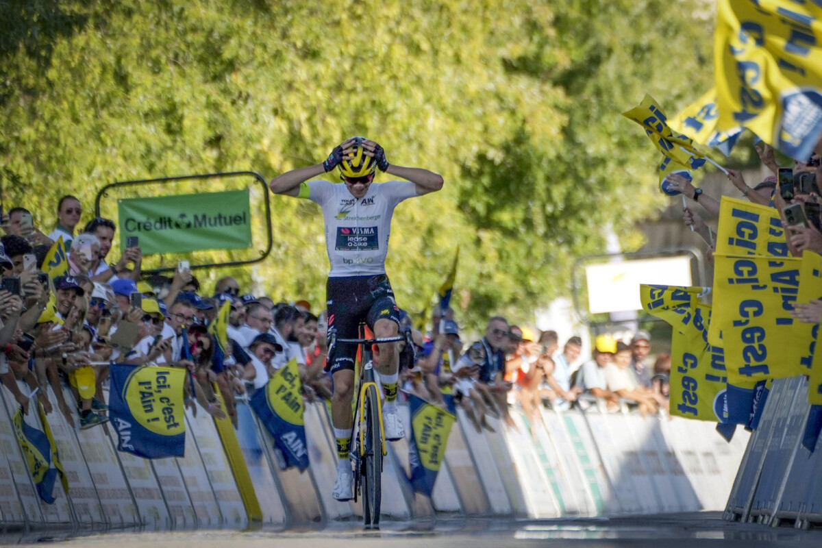 Cian Uijtdebroeks dá show no Tour de l'Ain; belga vence 3ª etapa após solo de 50km e é campeão, confira os resultados e a chegada 5 girodociclismo.com.br cian uijtdebroeks da show no tour de lain belga vence 3a etapa apos solo de 50km e e campeao confira os resultados e a chegada image