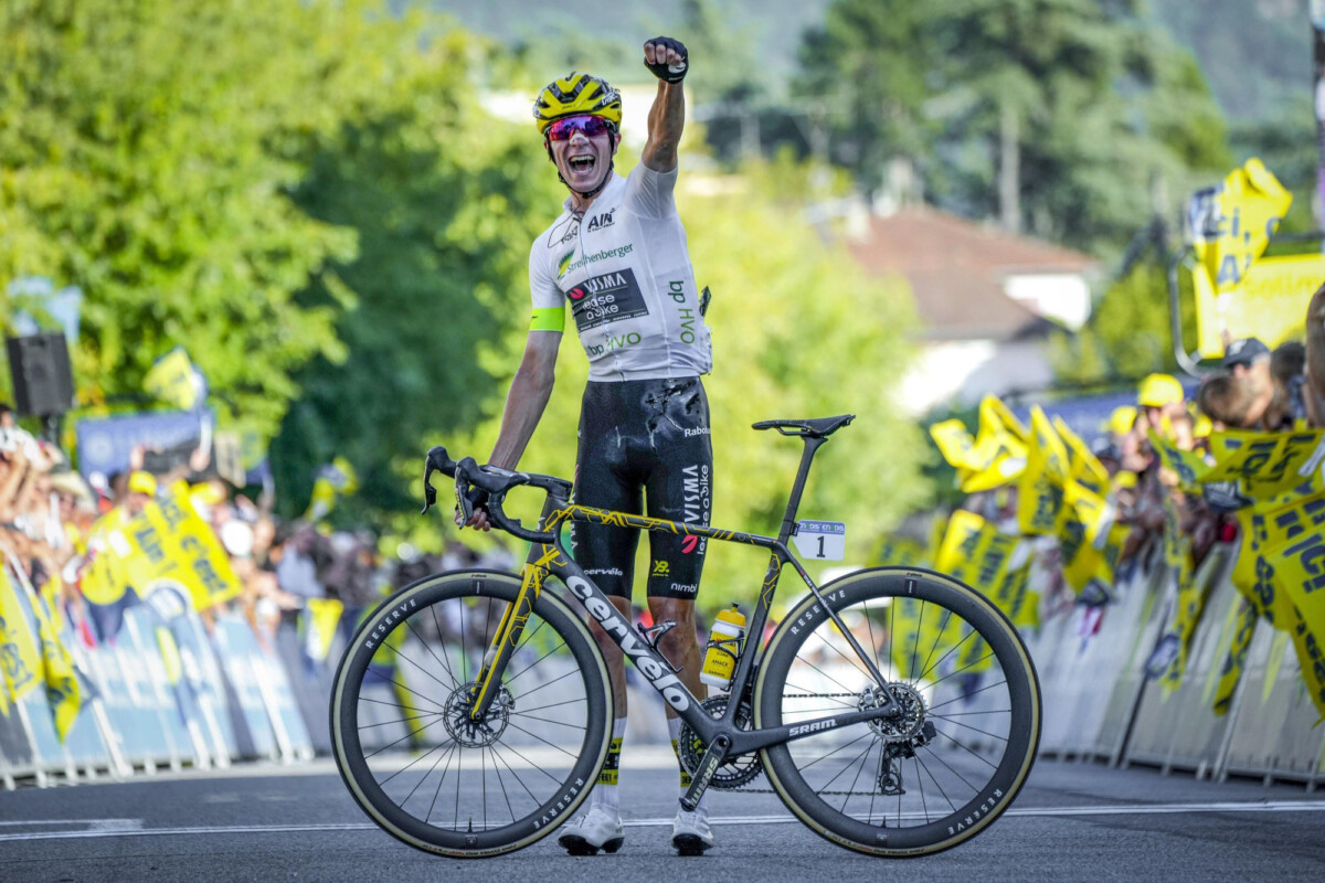 Cian Uijtdebroeks dá show no Tour de l'Ain; belga vence 3ª etapa após solo de 50km e é campeão, confira os resultados e a chegada 1 girodociclismo.com.br image image 19