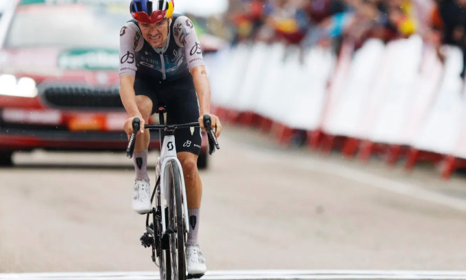 girodociclismo.com.br joao almeida estava gritando comigo ele e como um trator tom pidcock da detalhes do revezamento com o portugues na vuelta a espana assista a entrevista image