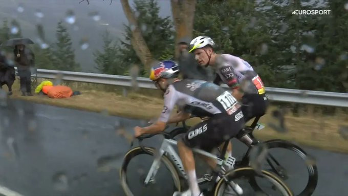 girodociclismo.com.br joao almeida estava gritando comigo ele e como um trator tom pidcock revela seu revezamento com o portugues na vuelta a espana assista a entrevista image 2