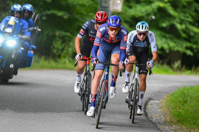 girodociclismo.com.br polemica no tour da alemanha soren waerenskjold vence a 3a etapa apos desclassificacao de danny van poppel confira os resultados e a chegada image 2