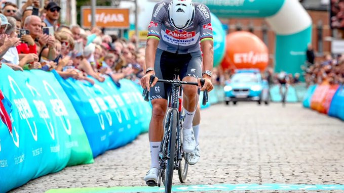 girodociclismo.com.br renewi tour 2025 mathieu van der poel vence 3a etapa em geraardsbergen confira os resultados e achegada image 5