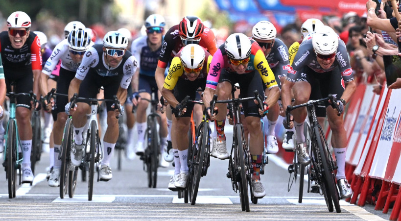 girodociclismo.com.br segundo colocado da vuelta a espana e multado e rebaixado apos sprint irregular na 8a etapa 6o colocado tambem foi punido assista o video image