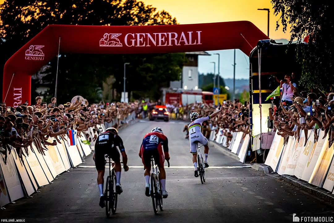 girodociclismo.com.br tadej pogacar deu uns 800 mil autografos e tirado 500 mil selfies vencedor de 3 etapas do tour de france relata a participacao em prova na eslovenia image 12
