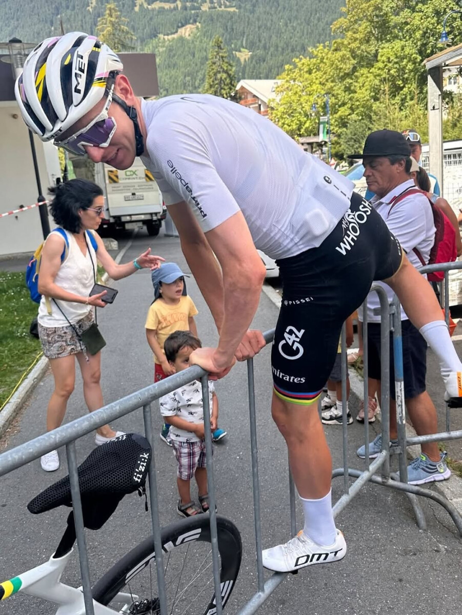 girodociclismo.com.br tadej pogacar surge como um discreto fa no tour de romandie campeao mundial estava sem o uniforme da uae emirates assista o video image 7