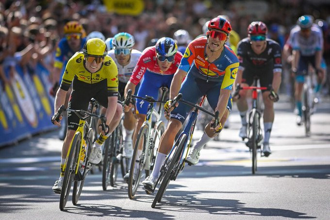 girodociclismo.com.br tour da alemanha matthew brennan vence 1a etapa no fotofinish danny van popppel assume a lideranca confira os resultados e a chegada image 1