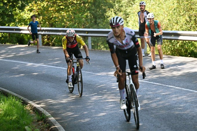 girodociclismo.com.br uae emirates domina circuito de getxo isaac del toro vence juan ayuso 2o confira os resultados e a chegada image 4