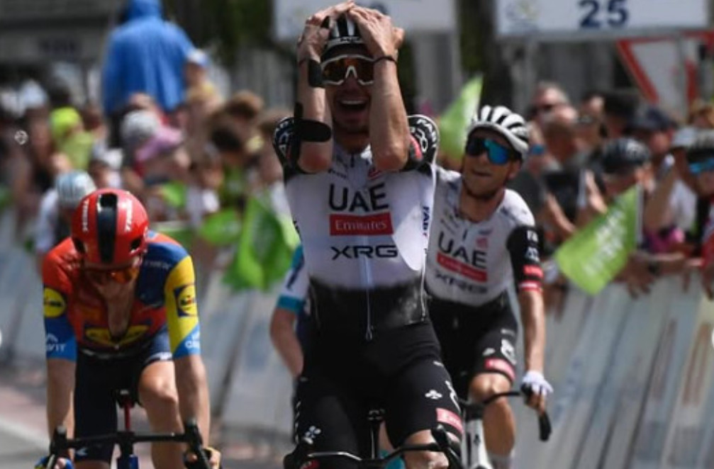 girodociclismo.com.br uae emirates xrg alcanca marca historica com vitoria brandon mcnulty equipe se aproxima de image