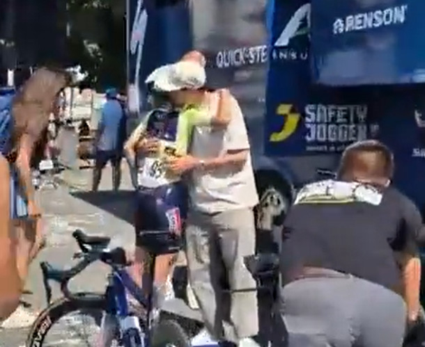 girodociclismo.com.br urska zigart e consolada por tadej pogacar apos fracasso no tour de romandie assista o video image 2