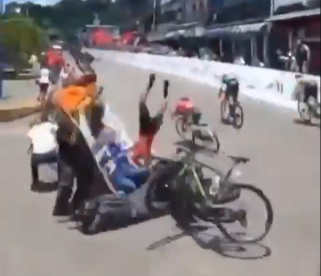 Grave acidente marca Vuelta Ciclista a Venezuela, motocicleta derruba ciclistas e cinco pessoas ficam feridas, assista os vídeos 1 girodociclismo.com.br acidentes no ciclismo uma realidade frequente image