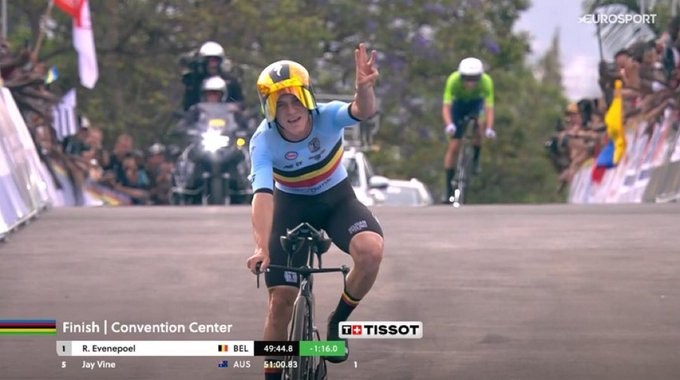 girodociclismo.com.br campeonato mundial de ciclismo remco evenepoel pulveriza tadej pogacar e e tricampeao mundial de contrarrelogio confira os resultados e a chegada image 4