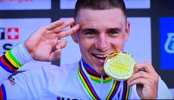 girodociclismo.com.br campeonato mundial remco evenepoel pulveriza tadej pogacar e e tricampeao mundial de contrarrelogio confira os resultados e a chegada image 1