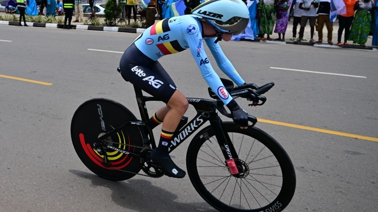 girodociclismo.com.br ciclista belga recebe ajuda inesperada de remco evenepoel no mundial estava com as botinhas mais rapidas do mundo image