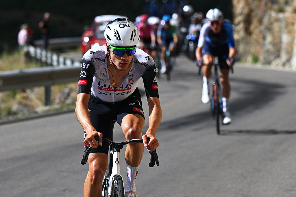 girodociclismo.com.br diretor da uae emirates analisa a 1a semana da vuelta e explica polemica envolvendo joao almeida image