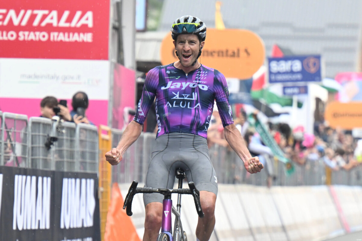 Jayco AlUla sofre revés na Vuelta a España, equipe perde um dos principais gregários e segue com somente 6 ciclistas 1 girodociclismo.com.br jayco alula sofre reves na vuelta a espana equipe perde um dos principais gregarios na vespera da subida ao angliru image