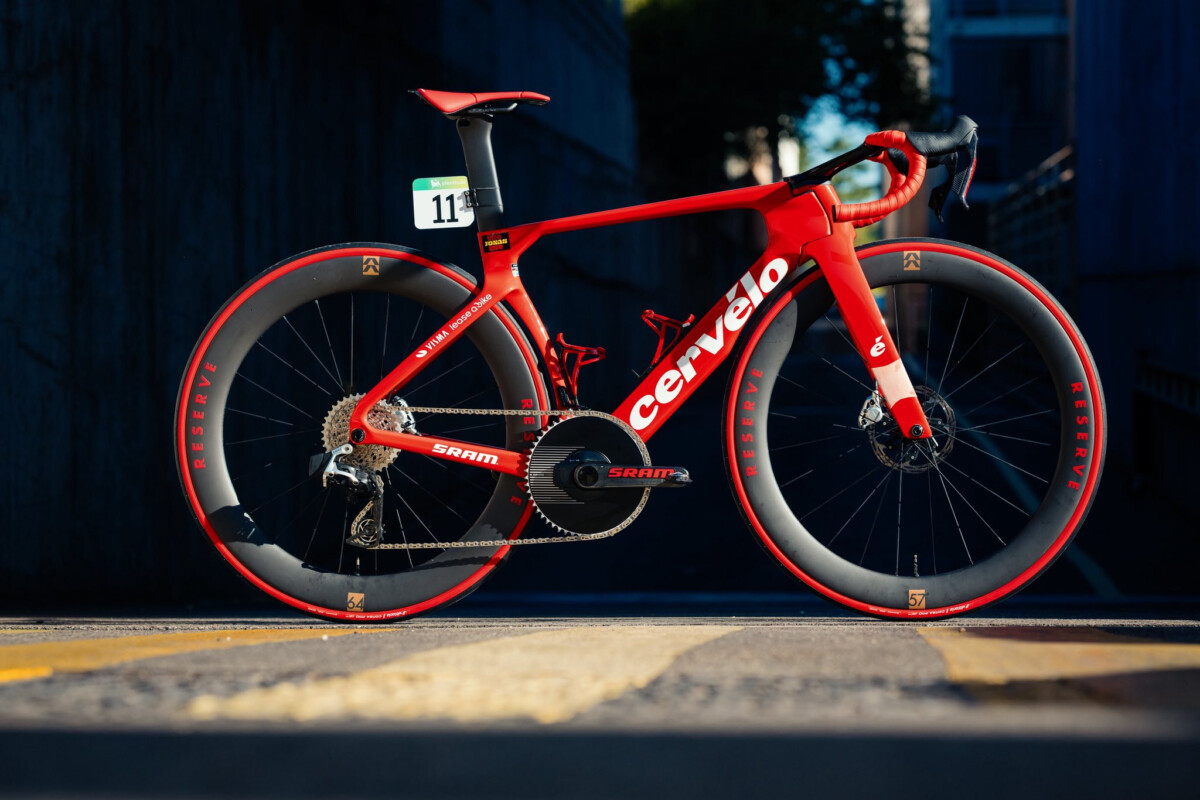 girodociclismo.com.br jonas vingegaard com uniforme e bicicleta especial para celebrar a vitoria na vuelta a espana uno jonas uno image 3