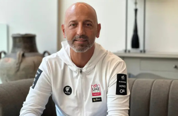 Diretor da UAE Emirates projeta a última semana da Vuelta a España "será dividida em três partes, vamos ser combativos a partir de amanhã", assista o vídeo 1 girodociclismo.com.br joxean fernandez matxin trocaria as sete vitorias na etapa pela geral sem hesitar image