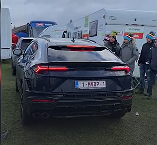 Mathieu van der Poel encerra temporada e ganha de presente Lamborghini de 800 cv e 250.000 euros, assista o vídeo 2 girodociclismo.com.br mathieu van der poel encerra temporada e recebe lamborghini de 250 000 euros assista o video mvdp lamborghini