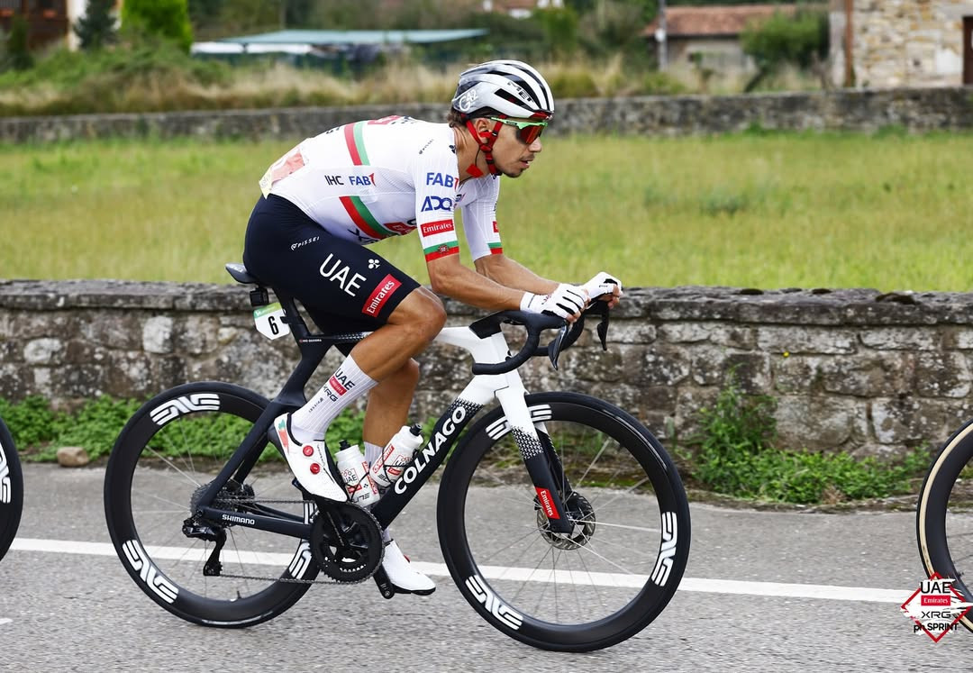 girodociclismo.com.br momento inesquecivel no alto de langliru portugues ivo oliveira recebe parabens durante a subida final assista o video image