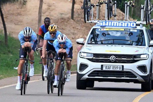 girodociclismo.com.br remco evenepoel concede coletiva e revela detalhes do primeiro treino em ruanda o ar e mais rarefeito entao a velocidade e maior image 1