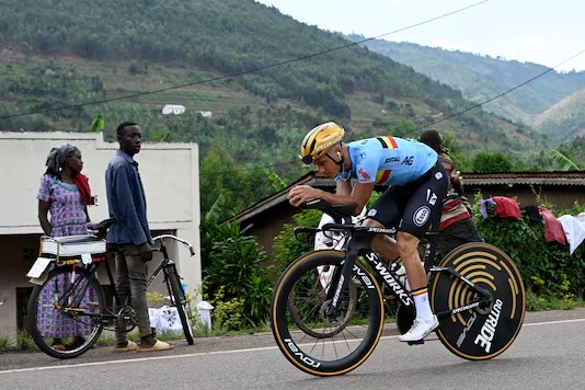 girodociclismo.com.br remco evenepoel concede coletiva e revela detalhes do primeiro treino em ruanda o ar e mais rarefeito entao a velocidade e maior image 2