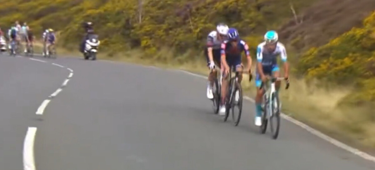 girodociclismo.com.br remco evenepoel e multado no tour da gra bretanha apos manobra perigosa image