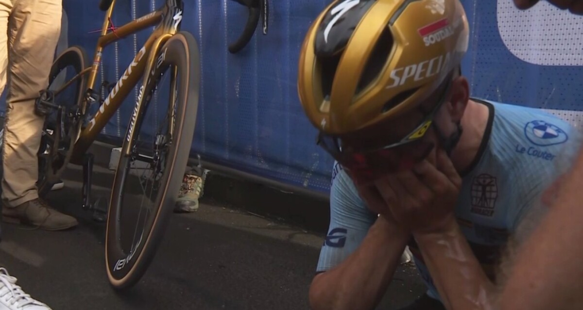 girodociclismo.com.br remco evenepoel trocou 2 vezes de bicicleta durante o mundial meu selim caiu completamente eu sentia caimbras assista o video image 5
