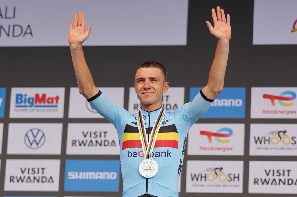 girodociclismo.com.br remco evenepoel trocou 2 vezes de bicicleta durante o mundial meu selim caiu completamente eu sentia caimbras assista o video image 7