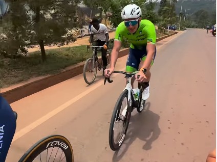Tadej Pogacar treina com Urska Zigart em Ruanda e registra momento divertido ao ser ultrapassado por Ruandês; assista o vídeo 1 girodociclismo.com.br tadej pogacar treina com urska zigart apos mundial de contrarrelogio e registra momento divertido ao ser ultrapassado por ruandes assista o video image